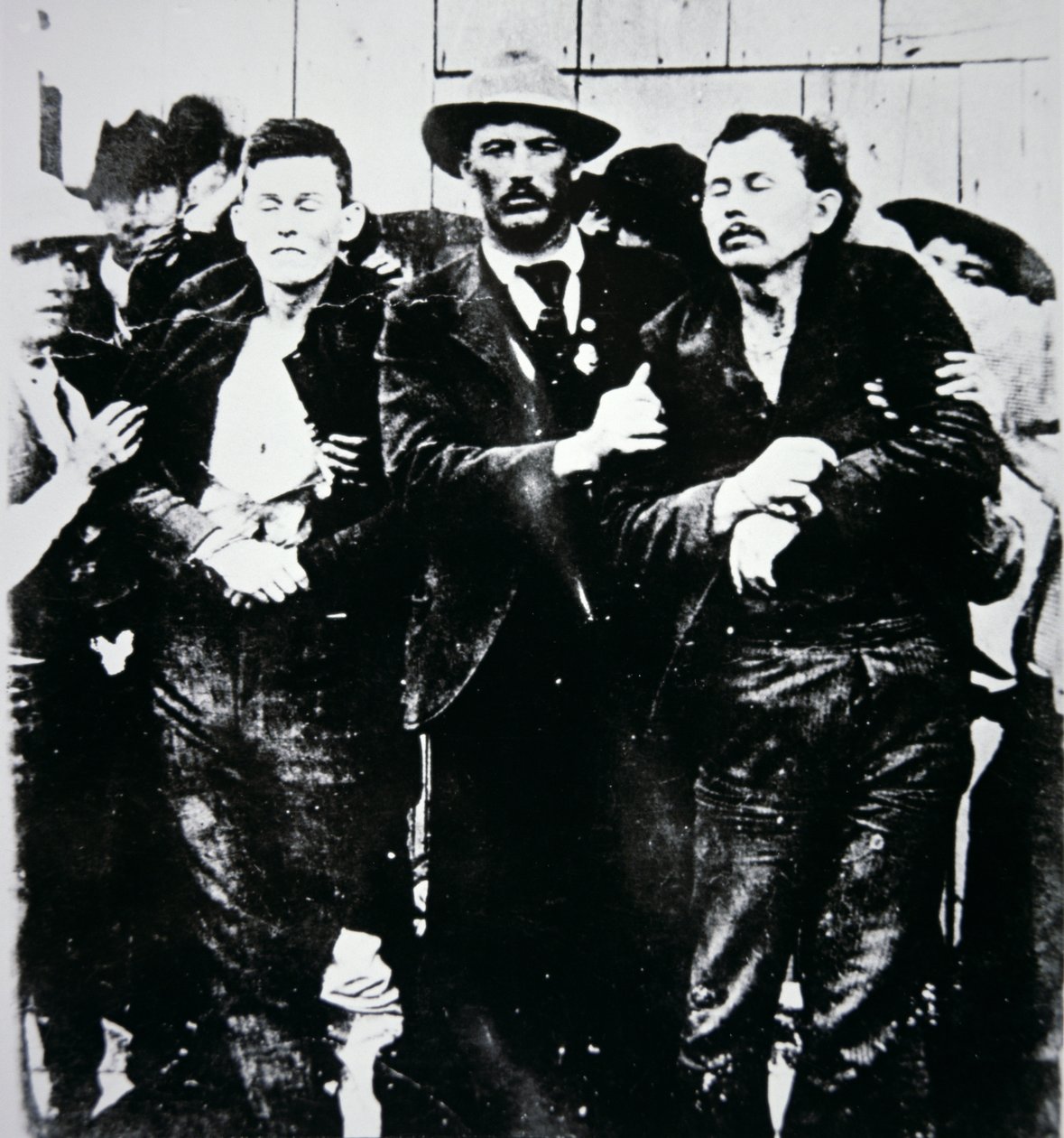 Bob und Grat Dalton mit Gesetzeshütern von American Photographer
