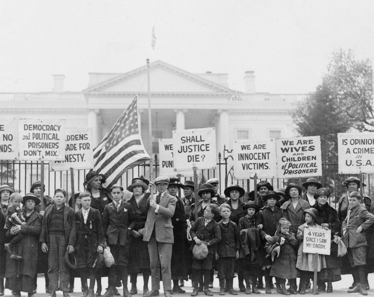 Kinder im Weißen Haus appellieren an den Präsidenten für die Freilassung politischer Gefangener, 1922 von American Photographer