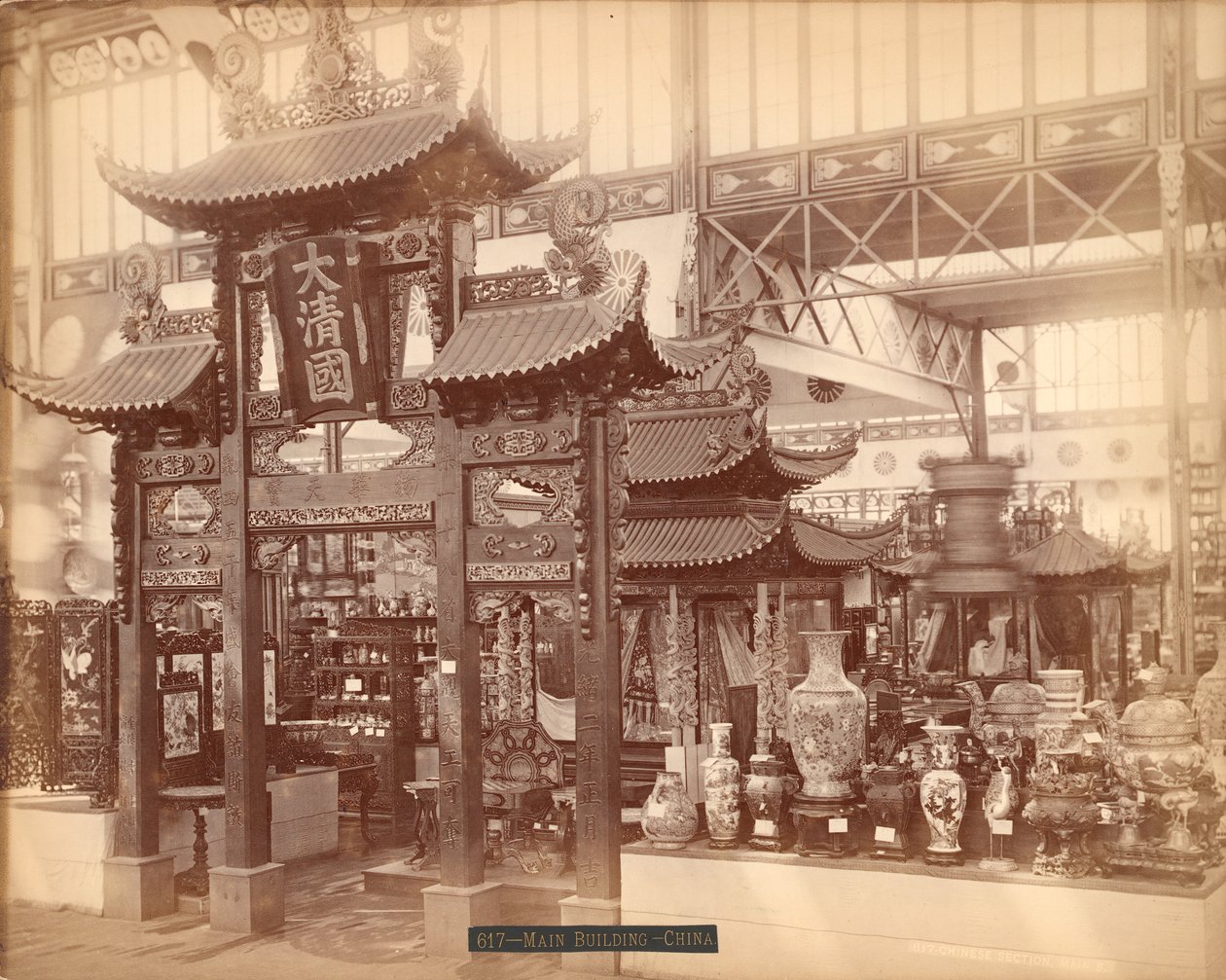 Chinesischer Bereich, Hauptgebäude, Centennial International Exhibition, Philadelphia, 1876 von American Photographer