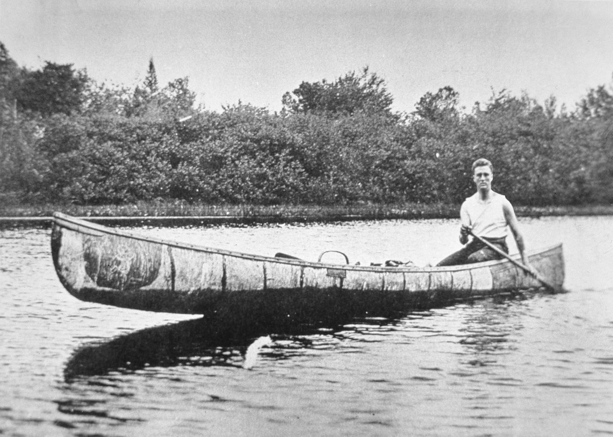 Franklin D. Roosevelt (1882-1945) paddelt ein Birkenkanu auf Campobello Island, New Brunswick von American Photographer