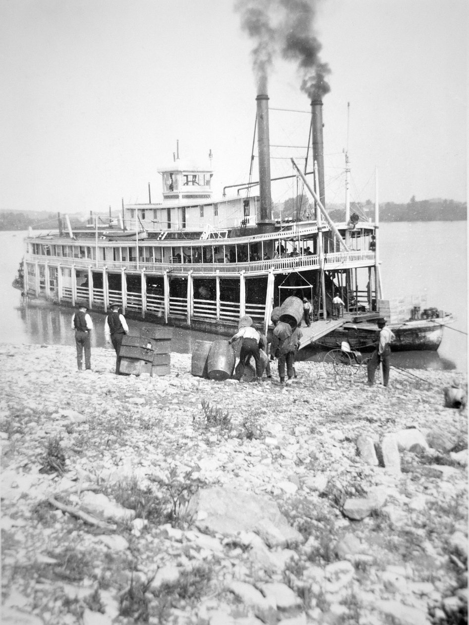 Beladen eines Heckraddampfers auf dem Ohio River, ca. 1900 von American Photographer