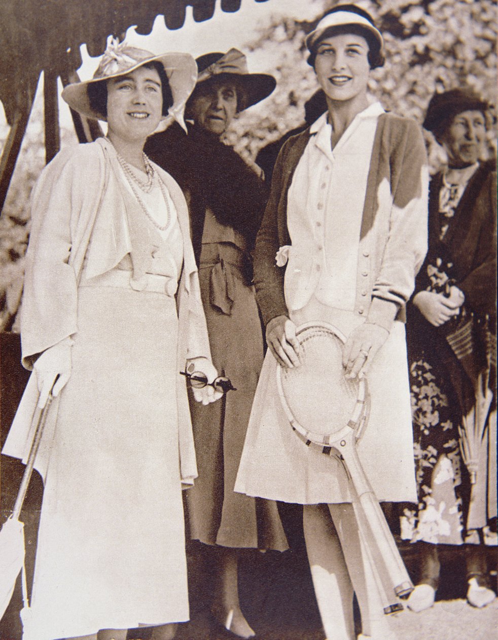 Mrs. Helen Wills Moody (rechts), die amerikanische Tennismeisterin, trifft die Herzogin von York im All-England Club in Wimbledon während der Lawn Tennis Meisterschaft 1935 von American Photographer