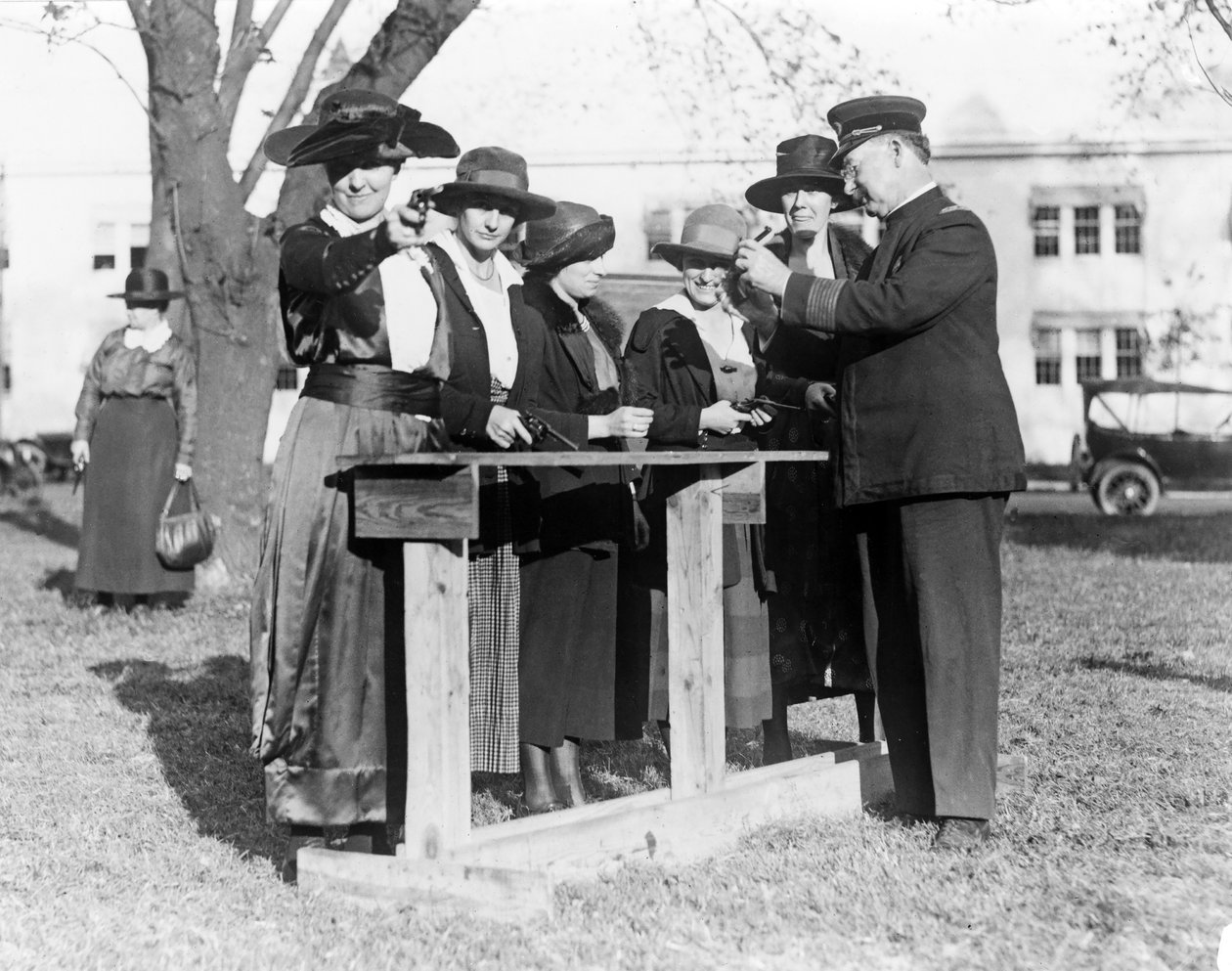 Polizist bringt Frauen das Schießen bei, ca. 1920 von American Photographer