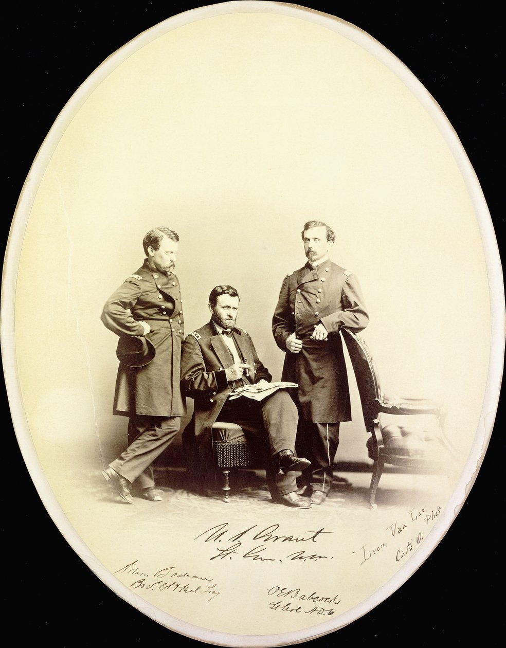 Signiertes Foto von Ulysses S. Grant und seinen Adjutanten, Orville E. Babcock und Adam Badeau, in Militäruniform, ca. 1865 von American Photographer