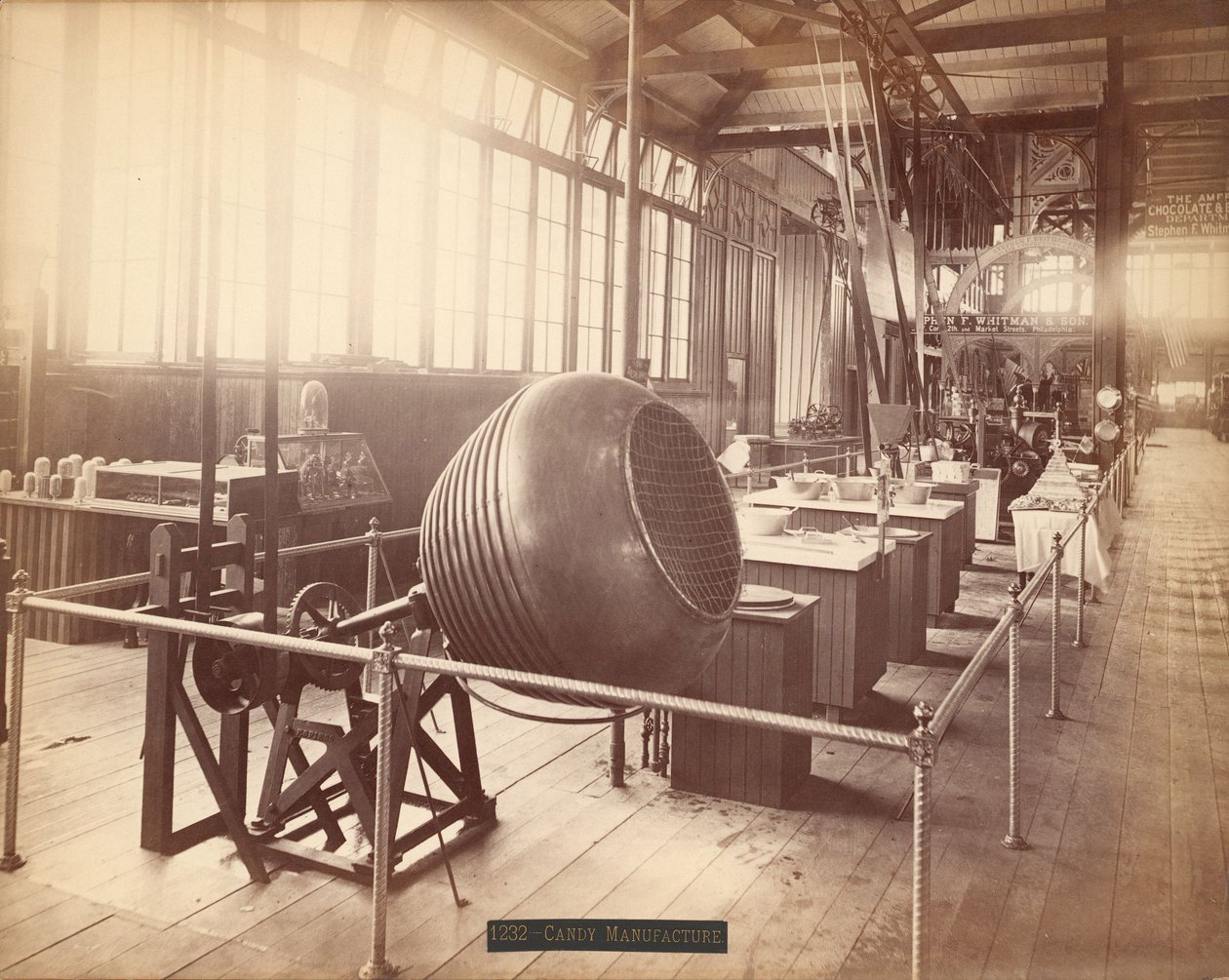 Ausstellung von Stephen F. Whitman & Sons in der Maschinenhalle der Centennial Exposition, Philadelphia von American Photographer