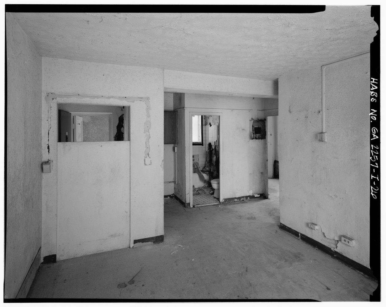 Typische 2-Zimmer-Wohnung mit Waschmaschinenanschluss im Eingangsbereich. - Techwood Homes, Gebäude Nr. 6, 465 Techwood Drive & 119-125 Hunnicutt Street, Atlanta, Fulton County, GA von American Photographer