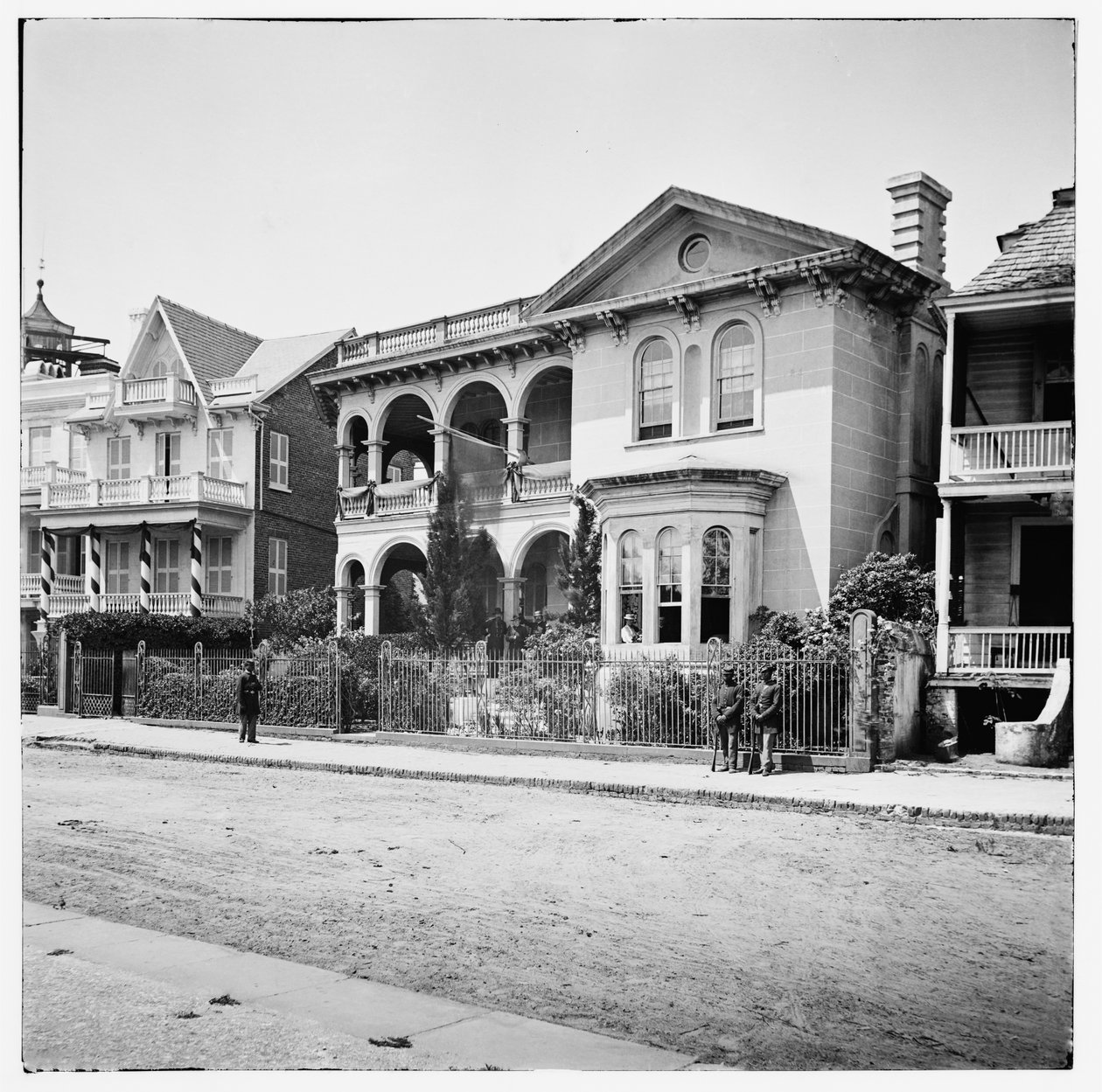 Union-Hauptquartier in der 26 South Battery Street im besetzten Charleston, South Carolina von American Photographer
