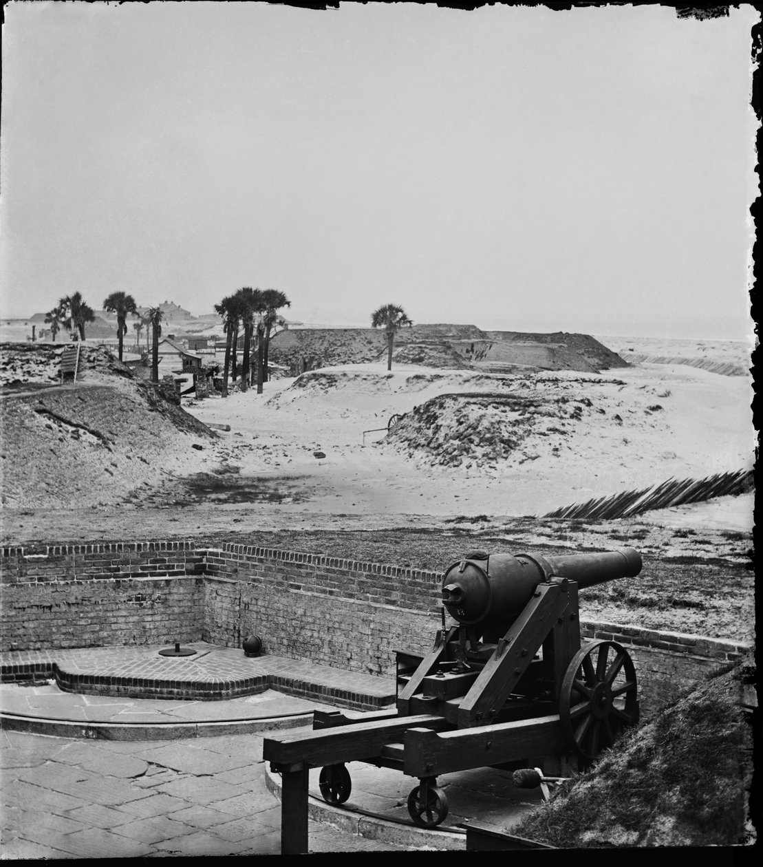 Blick ostwärts von verlassenem Fort Moultrie, Charleston Harbor, South Carolina, April 1865 von American Photographer