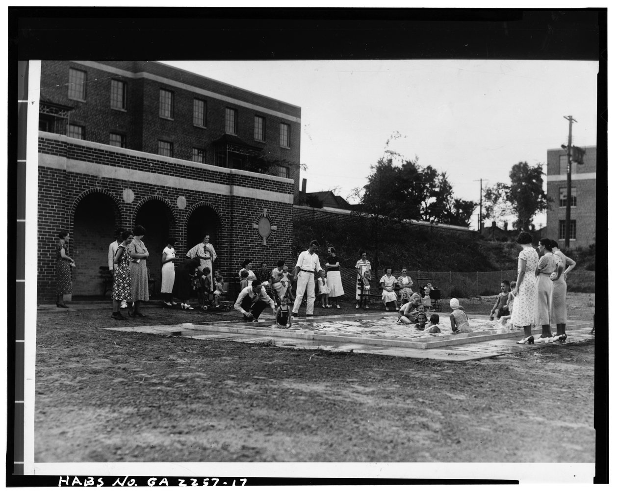 Planschbecken, Techwood Homes (Sozialwohnungen), begrenzt von North Avenue, Parker Street, William Street & Lovejoy Street, Atlanta, Fulton County, GA, ca. 1940 von American Photographer