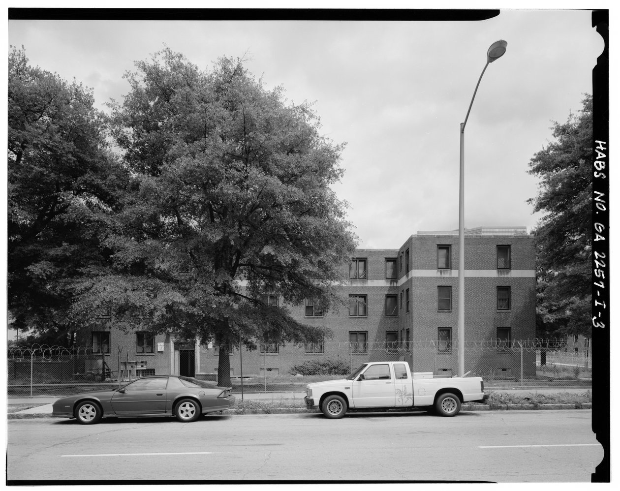 Westseite, 465 Techwood Drive und 125 Hunnicutt Street (rechts). - Techwood Homes, Gebäude Nr. 6, 465 Techwood Drive & 119-125 Hunnicutt Street, Atlanta, Fulton County, GA von American Photographer