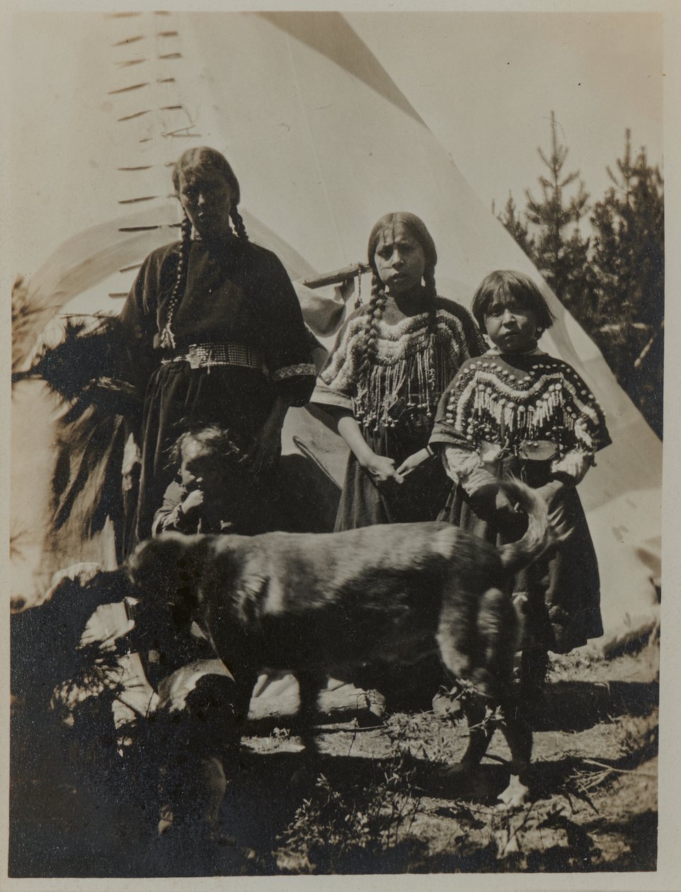 Frau, zwei Mädchen und ein Kind mit Hund, ca. 1900 von American Photographer