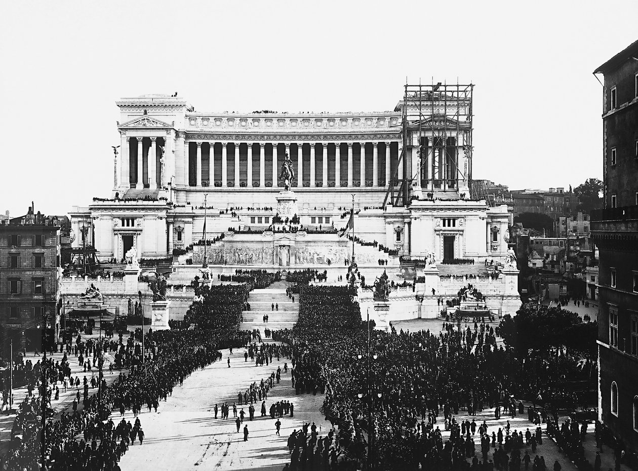 Faschistische Feier zur Erinnerung an den Unbekannten Soldaten am Altare della Patria (Altar des Vaterlandes) in Rom, 04.11.1922 (s/w Foto) von Anderson Anderson