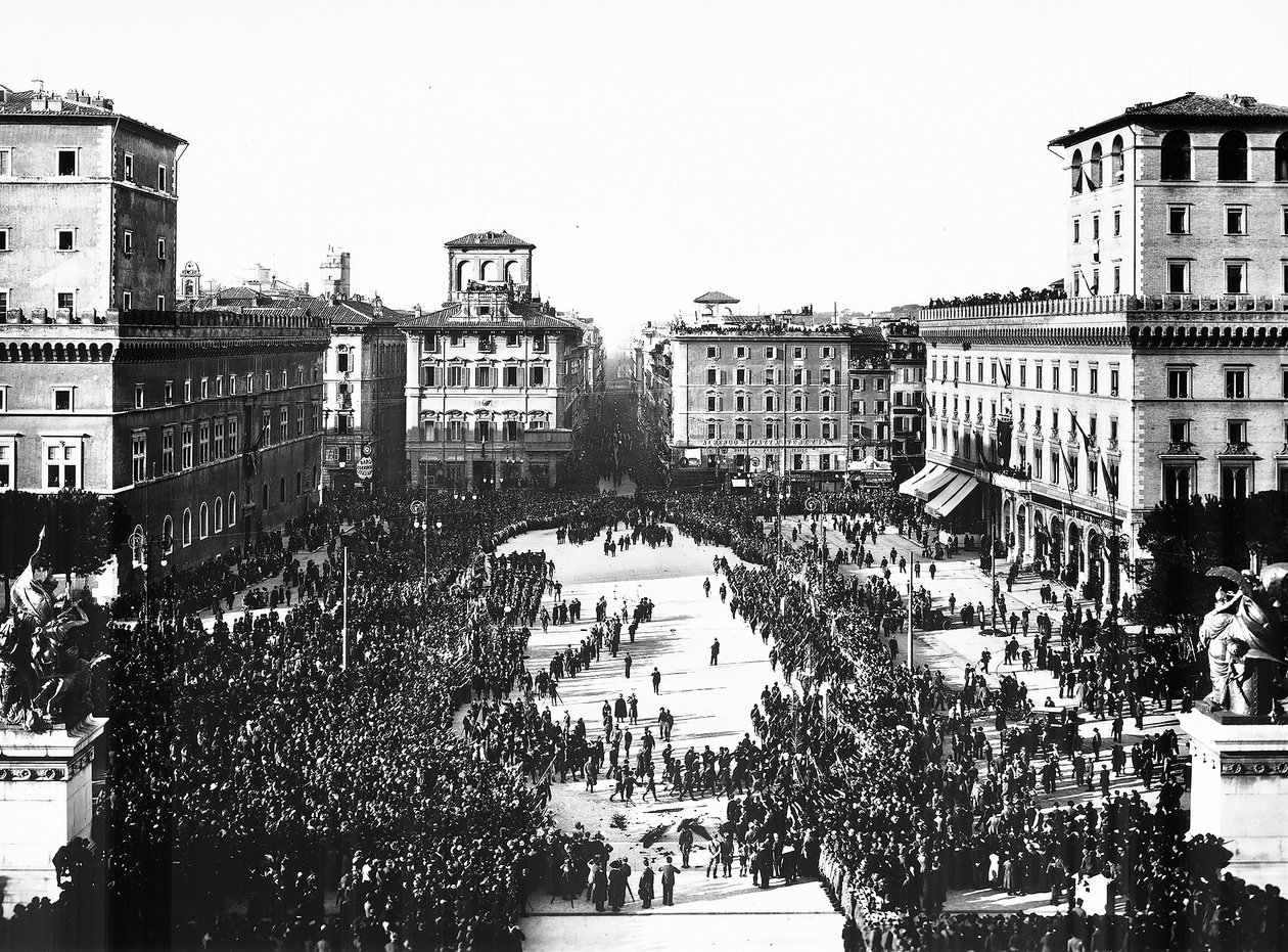 Piazza Venezia in Rom während der faschistischen Feier zum Gedenken an den Unbekannten Soldaten am Altare della Patria, 04/11/1922 von Anderson Anderson