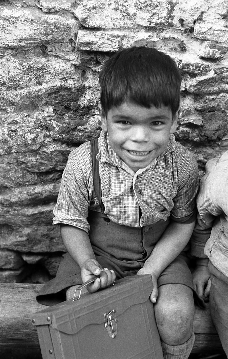 Baby mit Sperrkarte beim Eintritt in die Schule, Melissa von Ando Gilardi