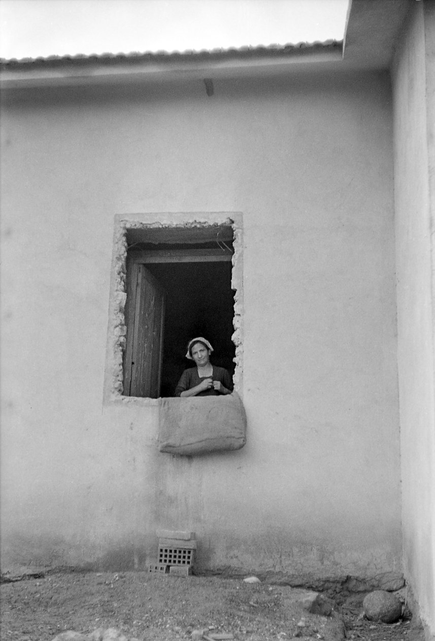 Crotone Landschaft - Frau am unvollendeten Fenster von Ando Gilardi