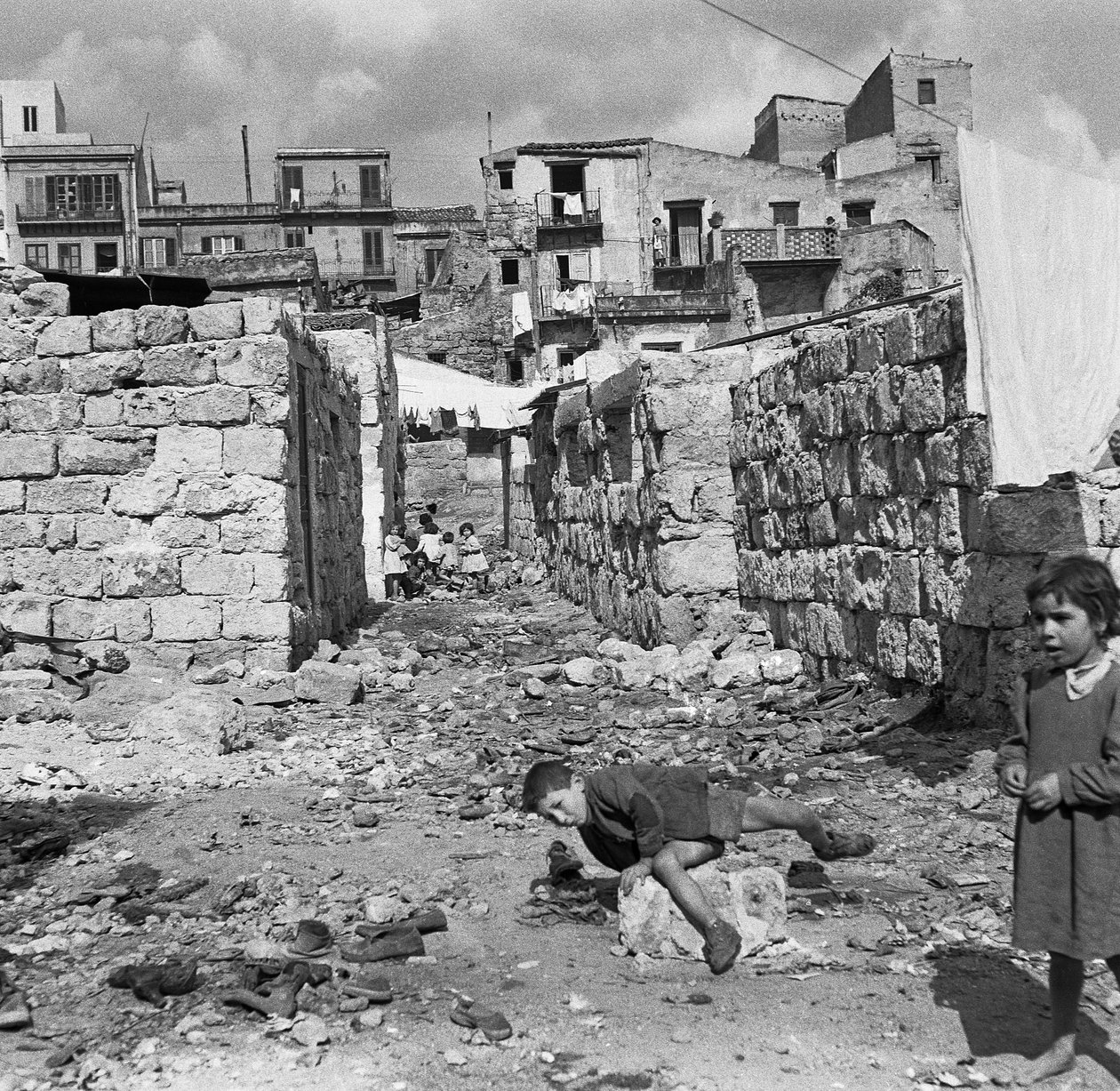 Palermo, Blick auf eine arme Siedlung nach dem Bombenangriff von 1943 von Ando Gilardi