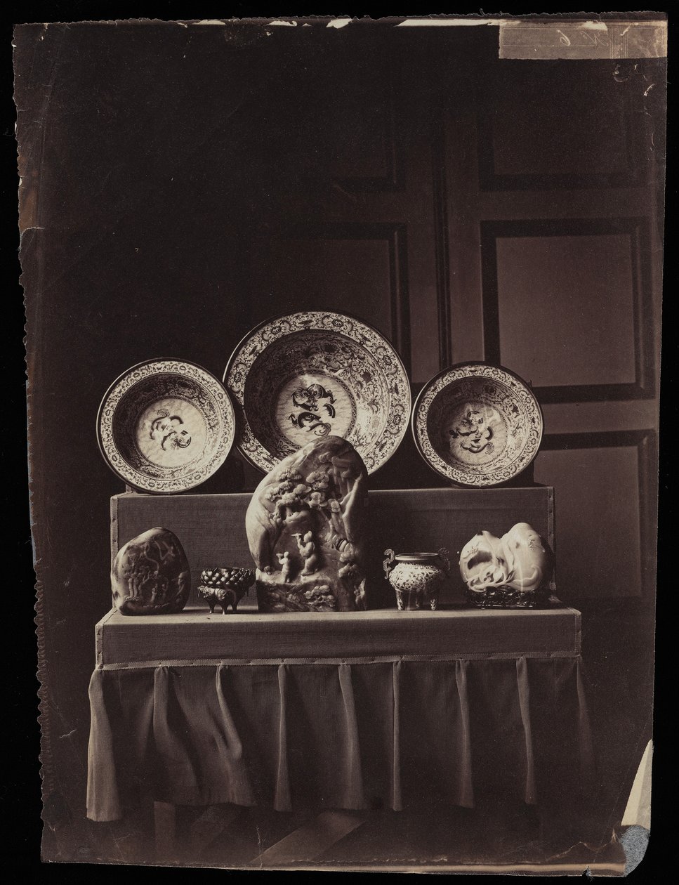 Ausstellung im Musée Chinois der Kaiserin Eugénie in Fontainebleau, um 1861 von Andre Adolphe Eugene Disderi