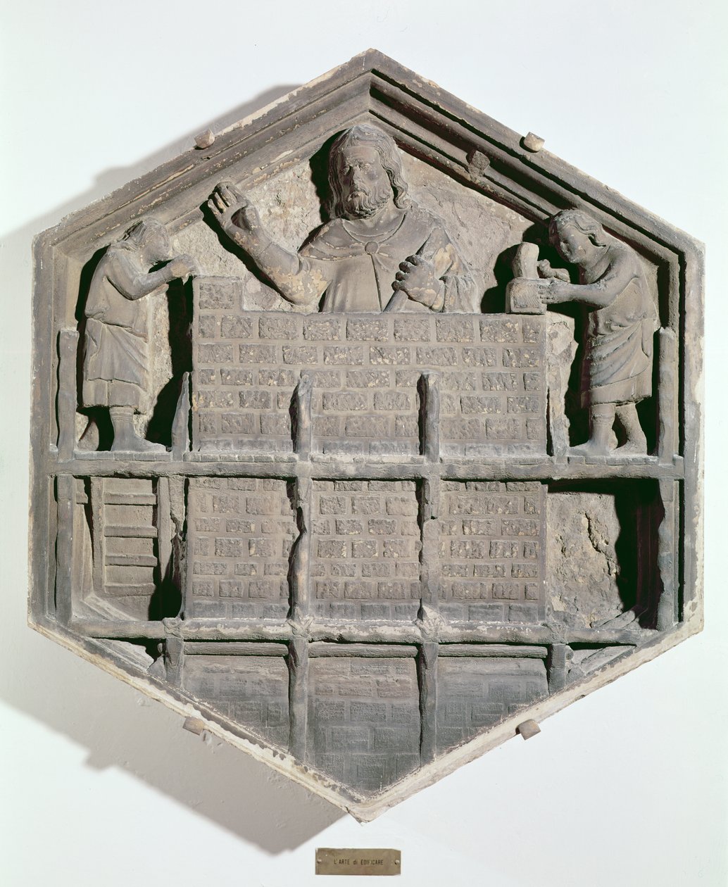 Die Kunst des Bauens, sechseckige dekorative Reliefkachel aus einer Serie, die die Praktiker der Künste und Wissenschaften darstellt, möglicherweise basierend auf Entwürfen von Giotto, ca. 1334-48 von Andrea Pisano
