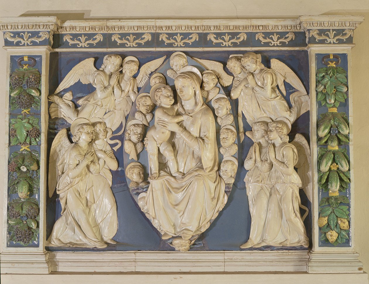 Madonna mit Kind und Engeln von Andrea Della Robbia