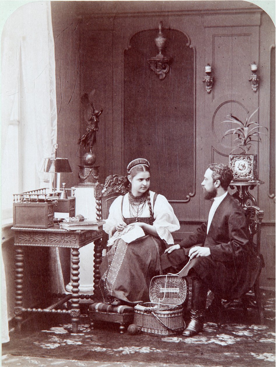 Komposition à la russe: Innenraum einer russischen Wohnung mit Mann und Frau beim Sticken in traditioneller Kleidung. Fotografie von Andrei Osipovich Karelin (1837-1906), 1870-1880. Staatliches Historisches Museum, Moskau von Andrei Osipovich Karelin