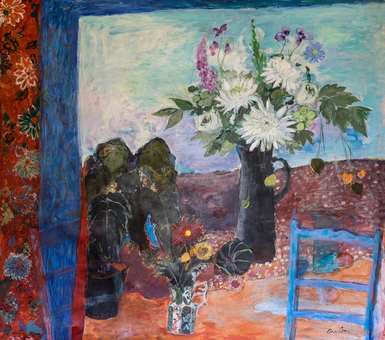 Stillleben mit Blumen und einem blauen Stuhl, 2019 von Ann Oram