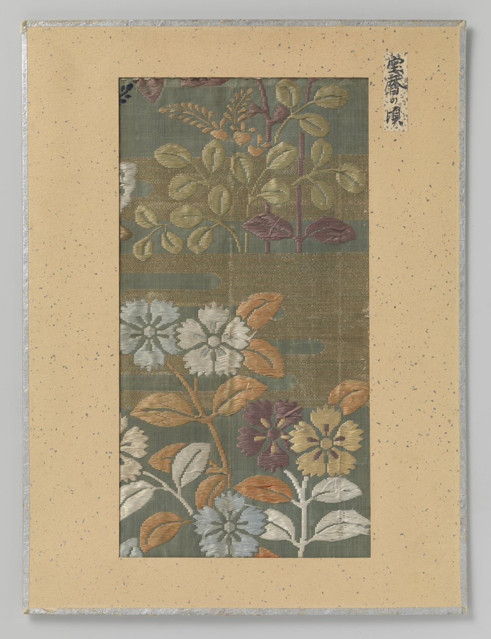 Textilfragment, Stickerei von Blumen und Wolken in Kirikane-Golddraht von Anonymous