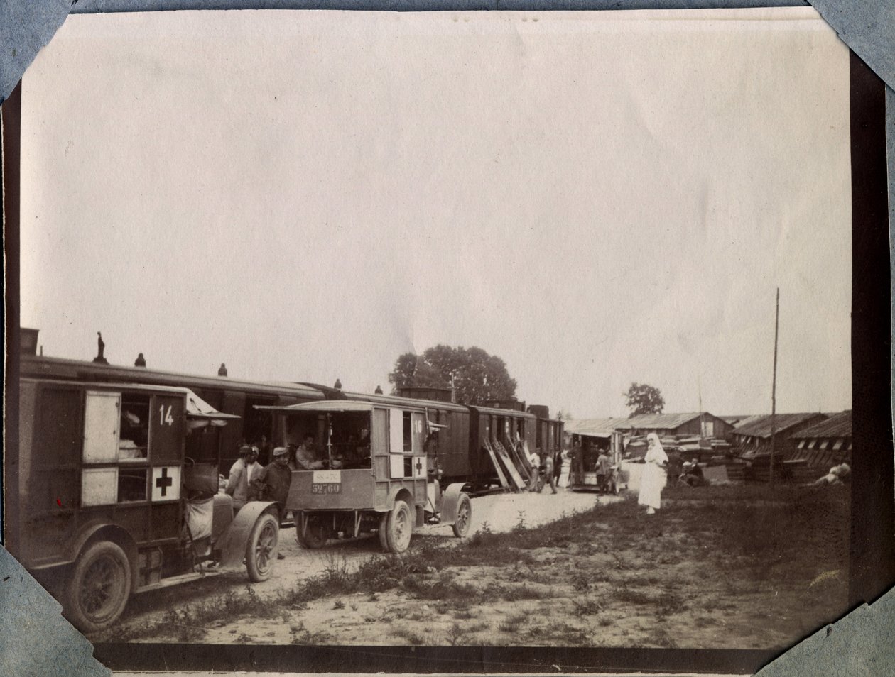 Erster Weltkrieg 1914-1918: Impfung von Soldaten durch Krankenschwestern des Französischen Roten Kreuzes am Bahnhof Saint Gilles (Saint-Gilles) im Ärmelkanal, Niedernormandie, Frankreich. Anonyme Fotografie Juni 1917. Private Sammlung, Stella. von Anonymous Anonymous