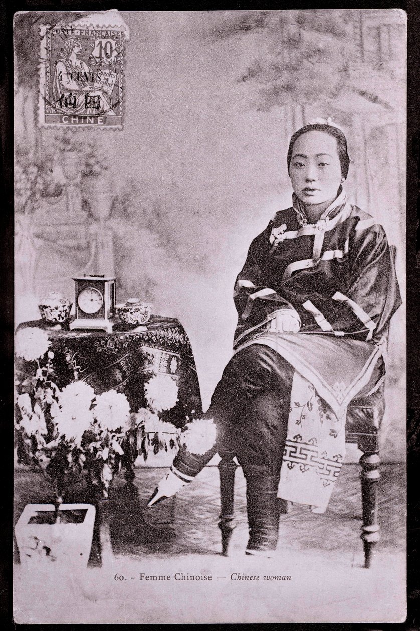 Porträt einer chinesischen Frau in traditioneller Kleidung mit gebundenen Füßen - Fotografie aus dem frühen 20. Jahrhundert - Privatbesitz von Anonymous Anonymous