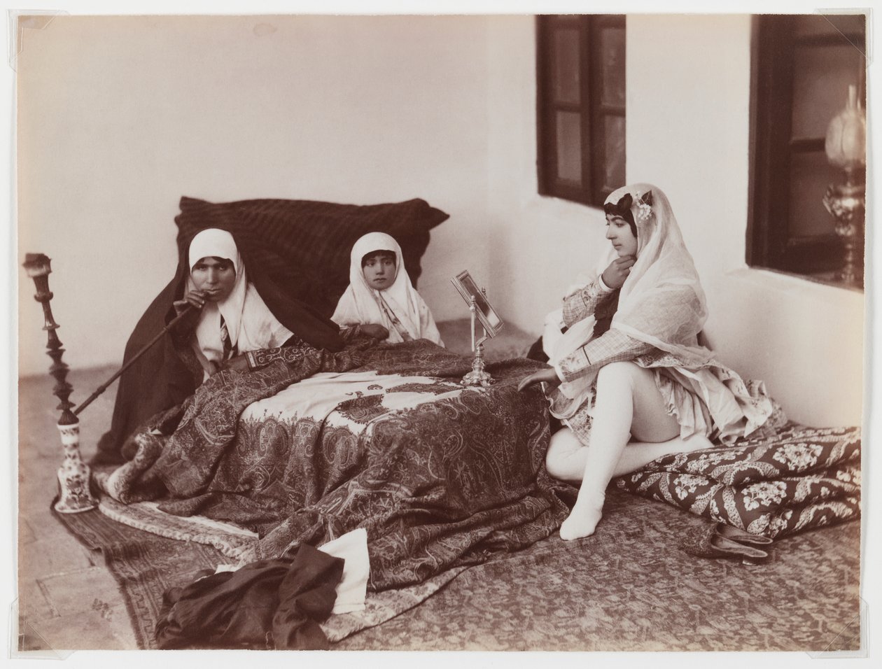 Damen ruhen sich im Harem aus von Antoin Sevruguin