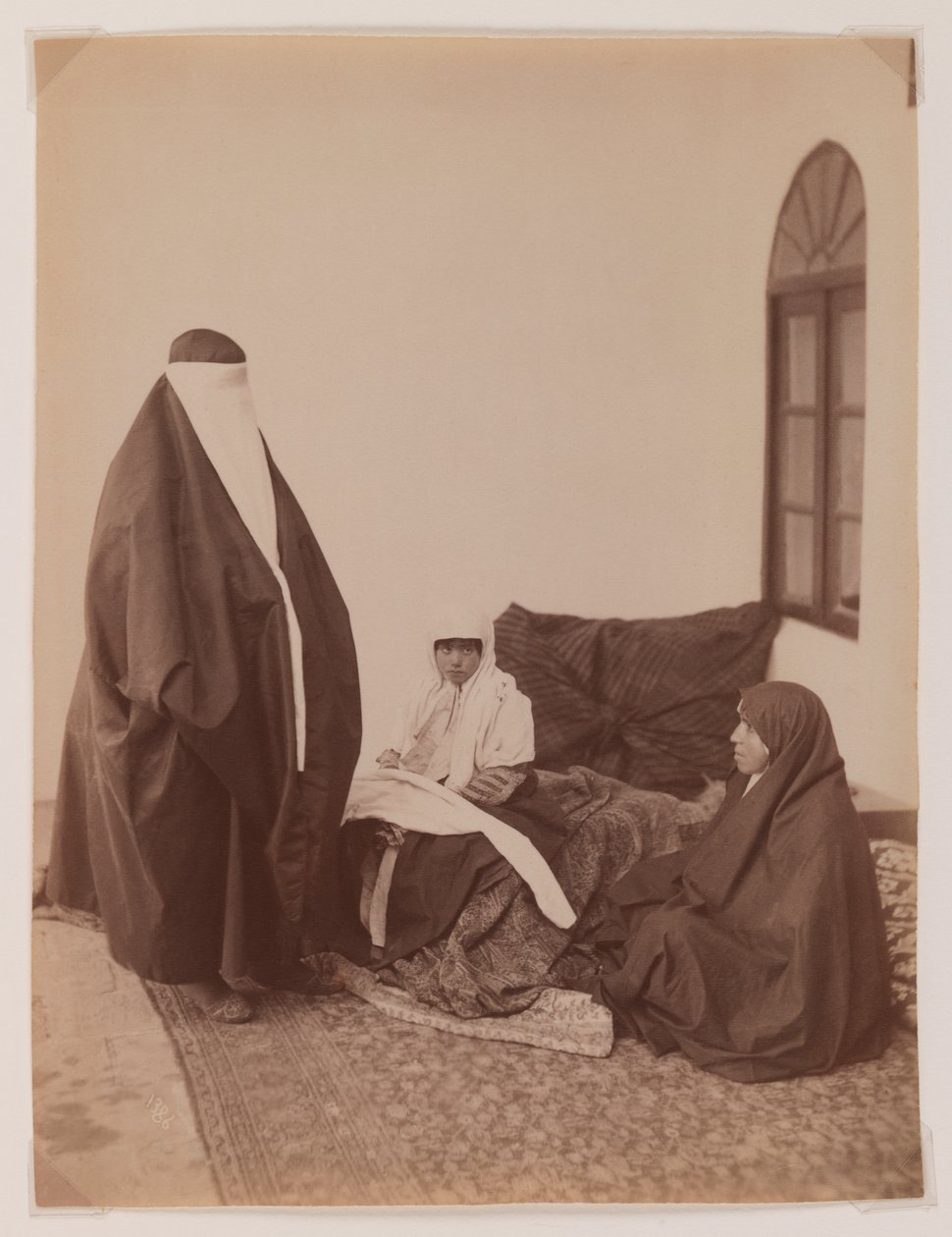 Zwei verschleierte Frauen und ein Kind von Antoin Sevruguin