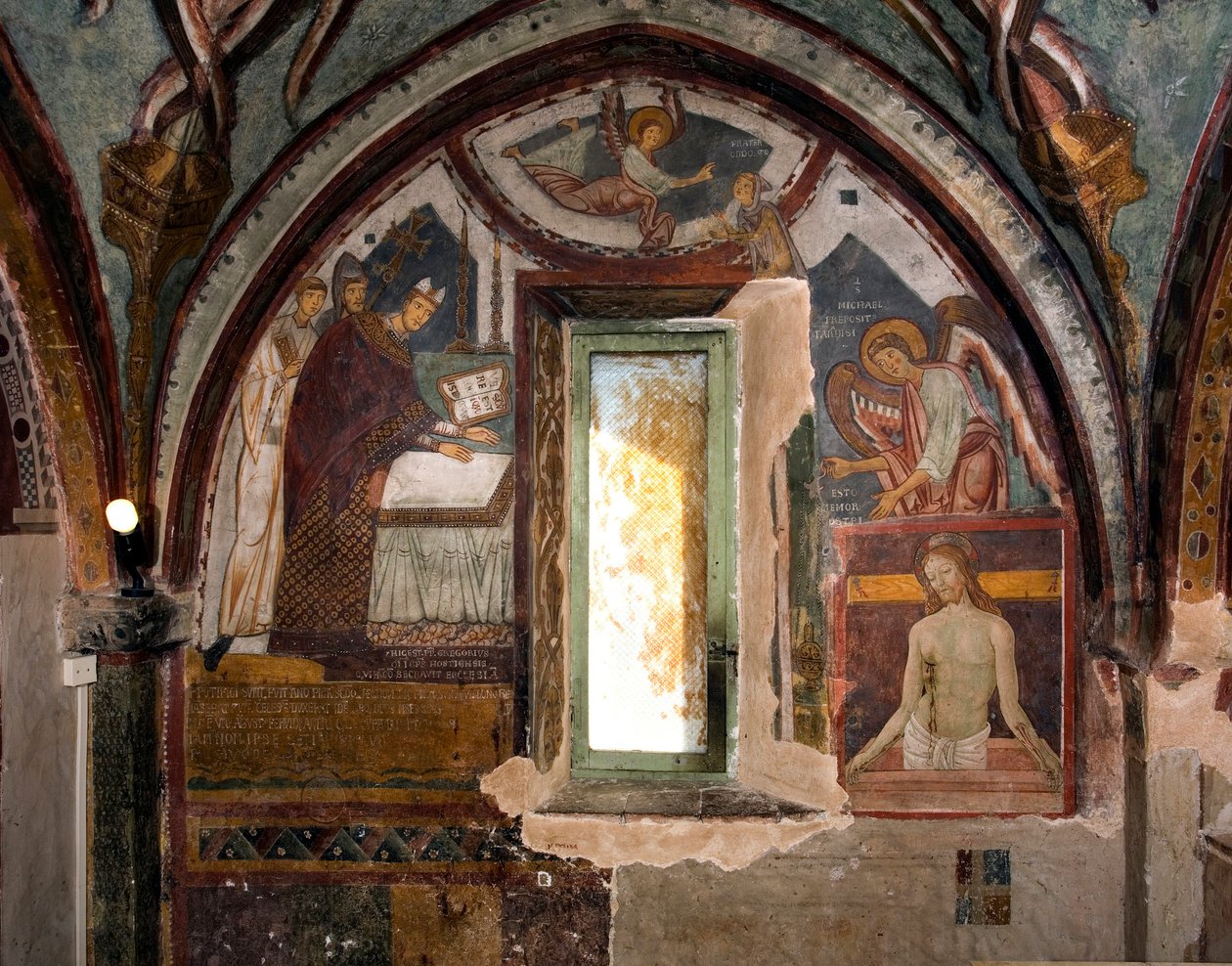 Links weiht Papst Gregor IX., damals Bischof der Stadt Ostia, die Kapelle (12. Jahrhundert) ein, rechts die Pietà, ein späteres Fresko von Antonio Aquili genannt Antoniazzo Romano (aktiv um 1461-1508). 15. Jahrhundert. Kapelle des Hl. Gregor, Kloster von S von Antoniazzo Romano