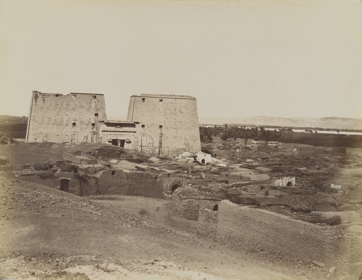 Edfu, Blick auf Pylon und Dorf von Antonio Beato