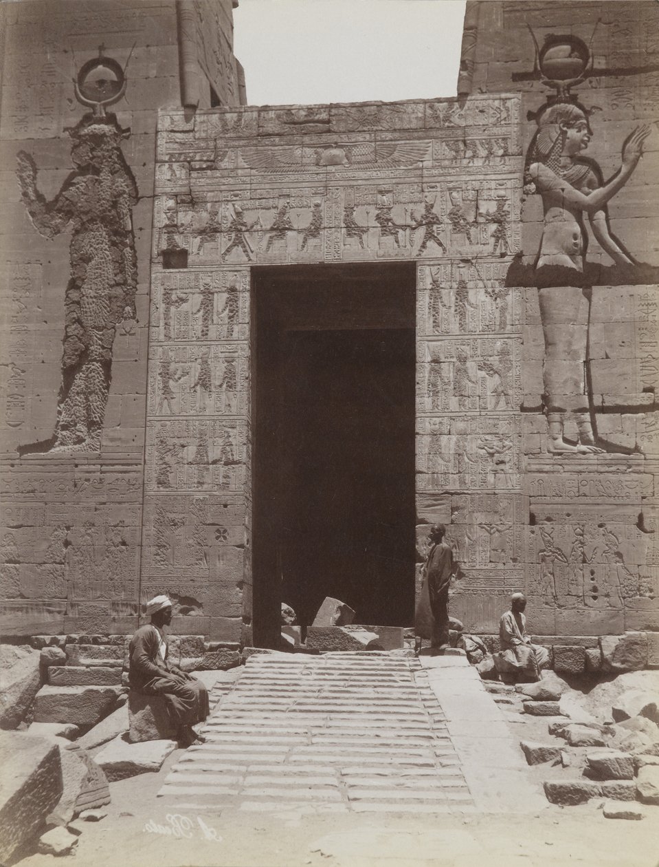 Philae, Nahaufnahme des südlichen Eingangs des zweiten Pylons am Tempel der Isis von Antonio Beato