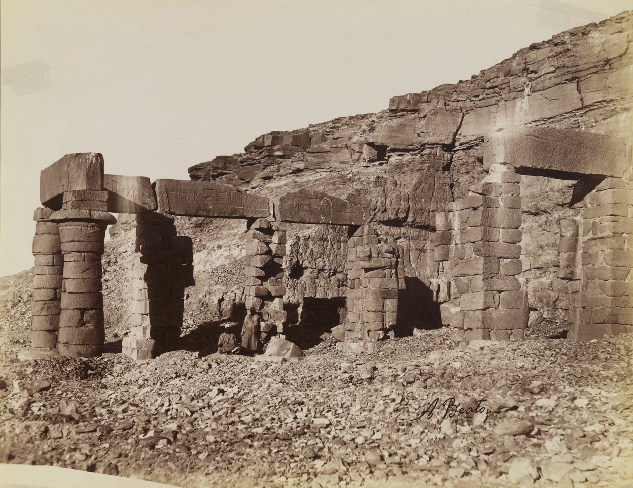 Tempel in Gerf Hussein, Ansicht des Nordostens mit dem Vorhof des Tempels von Antonio Beato
