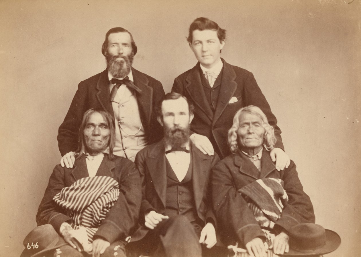 Alexander Gardner, William Henry Jackson und Antonio Zeno Shindler mit Pueblo-Delegierten Alejandro Padilla, Gouverneur von Isleta, und Ambrosio Abeita, Ex-Gouverneur von Isleta von Antonion Zeno Shindler