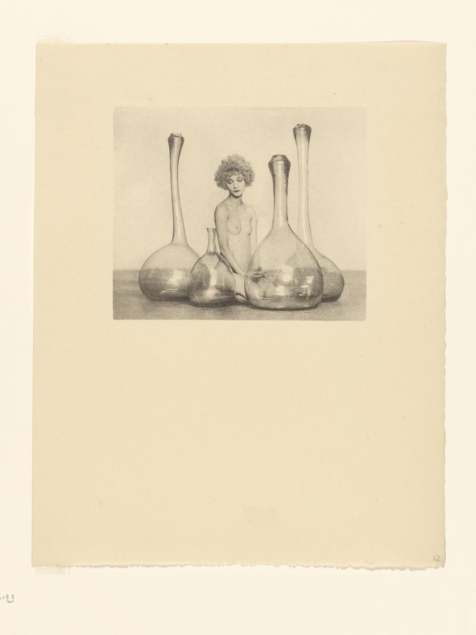 Weiblicher Akt mit Flaschen von Arthur F. Kales