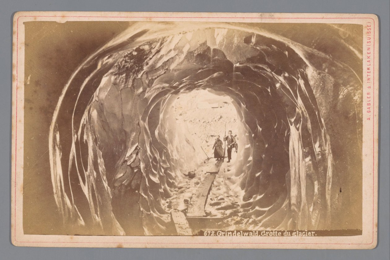 Menschen in einer Höhle auf dem Grindelwaldgletscher in der Schweiz von Arthur Gabler