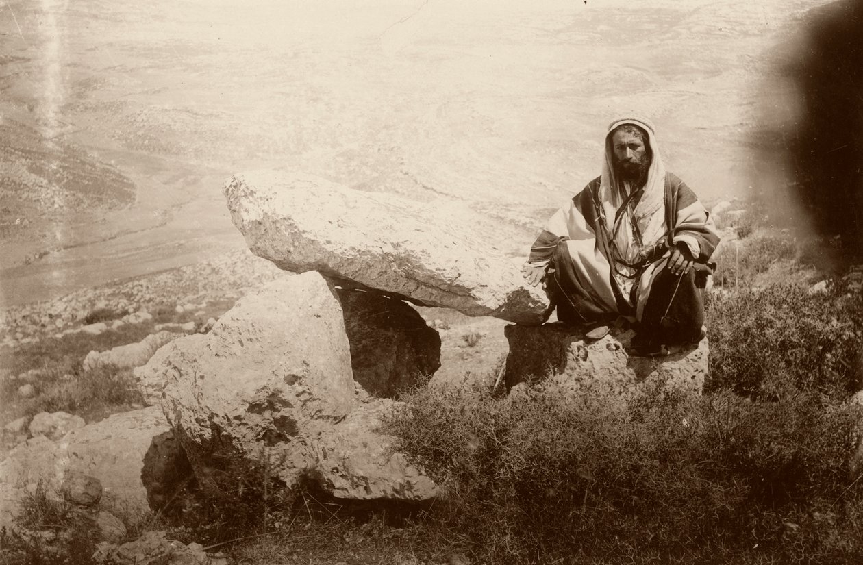 Dolmen und Mann, westlich von Hesban (Heshban), 1881 von Arthur M. Mantell