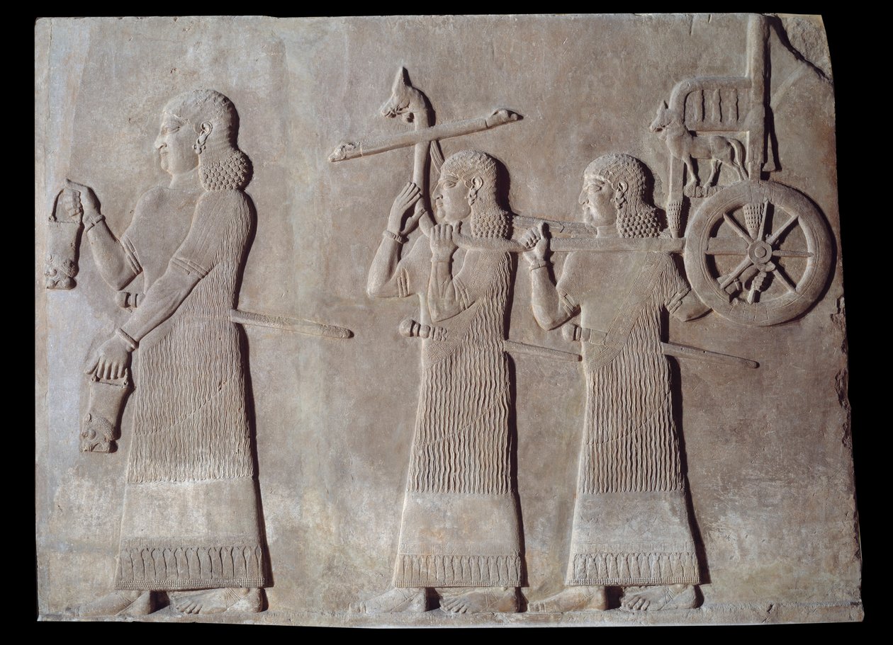 Hof des Palastes des assyrischen Königs Sargon II (721 - 705 v. Chr.) Diener tragen die Situlen und den Streitwagen des Königs. Paris, Louvre Museum von Assyrian