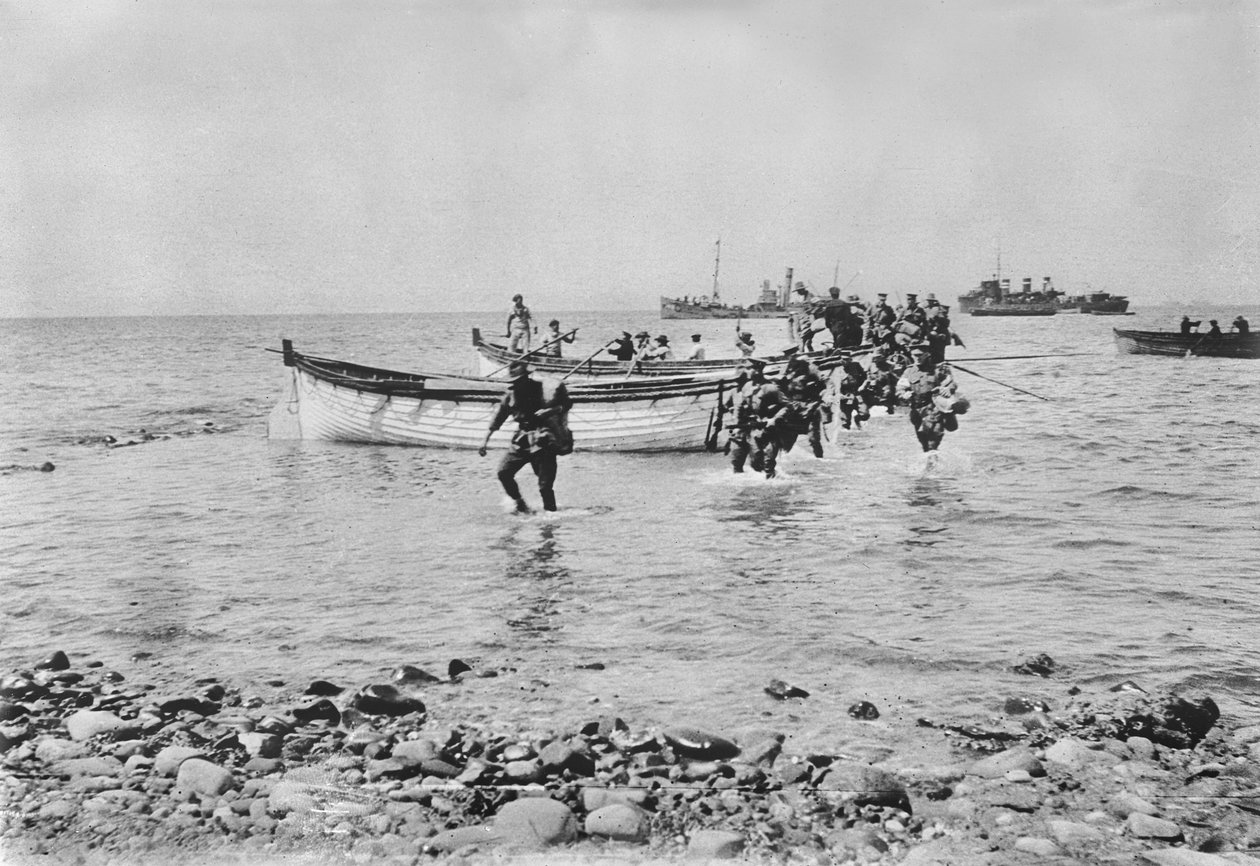 Australische Soldaten waten durch das Wasser, als sie am Anzac Cove, Gallipoli, am 25. April 1915 an Land kommen, nachdem sie in Landungsbooten von größeren Schiffen im Hintergrund transportiert wurden, 25. April 1915 von Australian Photographer