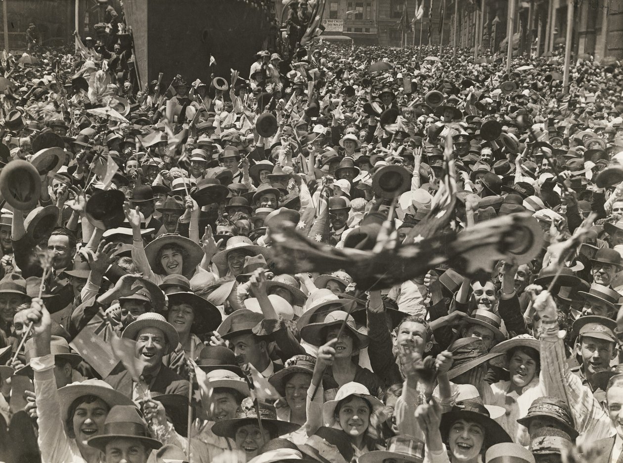 Menschenmenge in Martin Place, Sydney, feiert die Nachricht von der Unterzeichnung des Waffenstillstands, 11. November 1918 von Australian Photographer