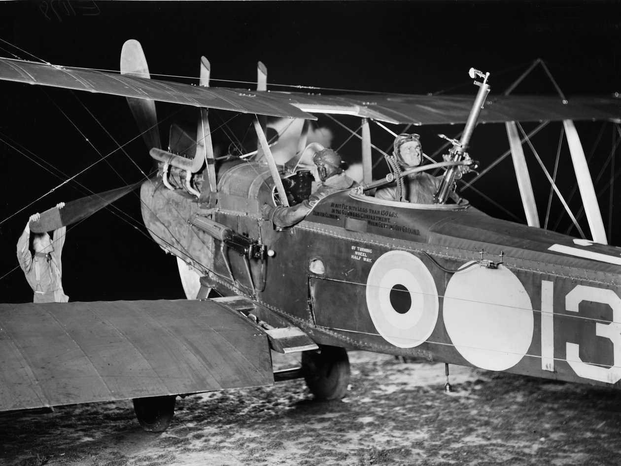 Leutnant (Lt) Stanley George Brearley, Pilot, und Lt Robert Harold Taylor, Beobachter, von Nr. 69 Staffel (Australisch), Royal Flying Corps (RFC), starten zu einem Nachtbombenangriff vom Flugplatz von Australian Photographer