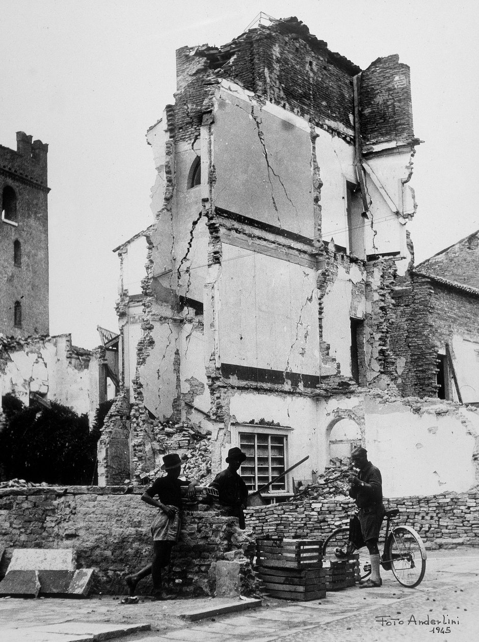 Die Bombardierungen von Sermide. Drei Personen vor einer Gruppe bombardierter Häuser von Baccarini and Porta