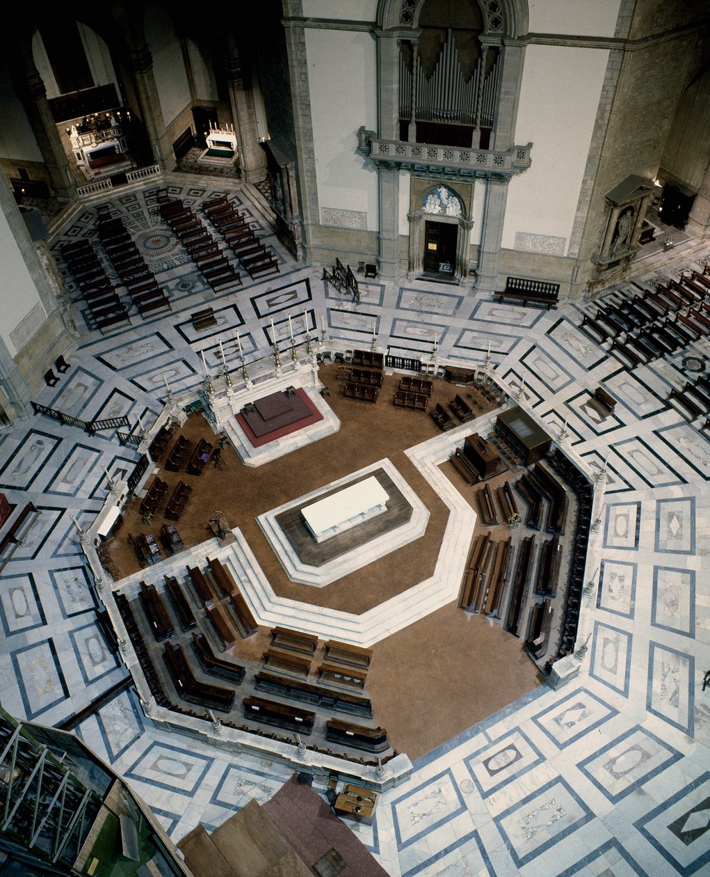 Ansicht des achteckigen Marmorchors von Baccio Bandinelli im Inneren der Kathedrale von Florenz von Baccio Bandinelli