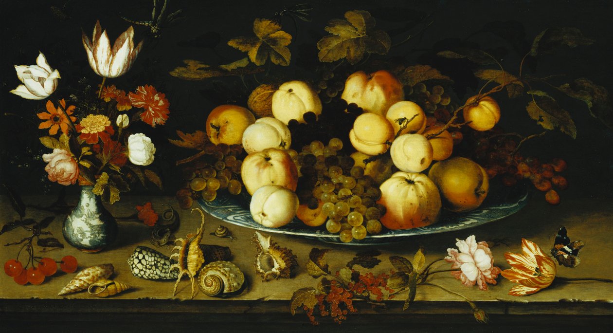 Obst auf einem Teller, Blumen in einer Wanli-Kraak-Porzellanvase, Kirsch- und Johannisbeerzweige, eine Rose, eine Tulpe, eine Nelke, eine Eidechse, eine Schnecke und ein Admiral auf einem Steinsims, Libellen darüber, 1626 von Balthasar van der Ast