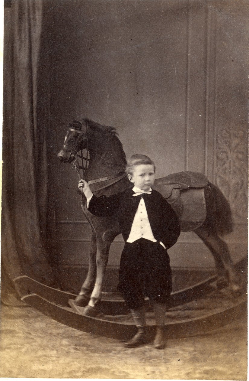 Junge steht und hält die Zügel eines Schaukelpferdes, 1860er von Barat