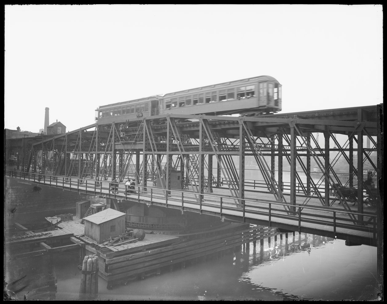 Hochbahn überquert die Wells Street Bridge, Chicago, Illinois, USA, ca. 1905 (s/w Foto) von Barnes and Crosby