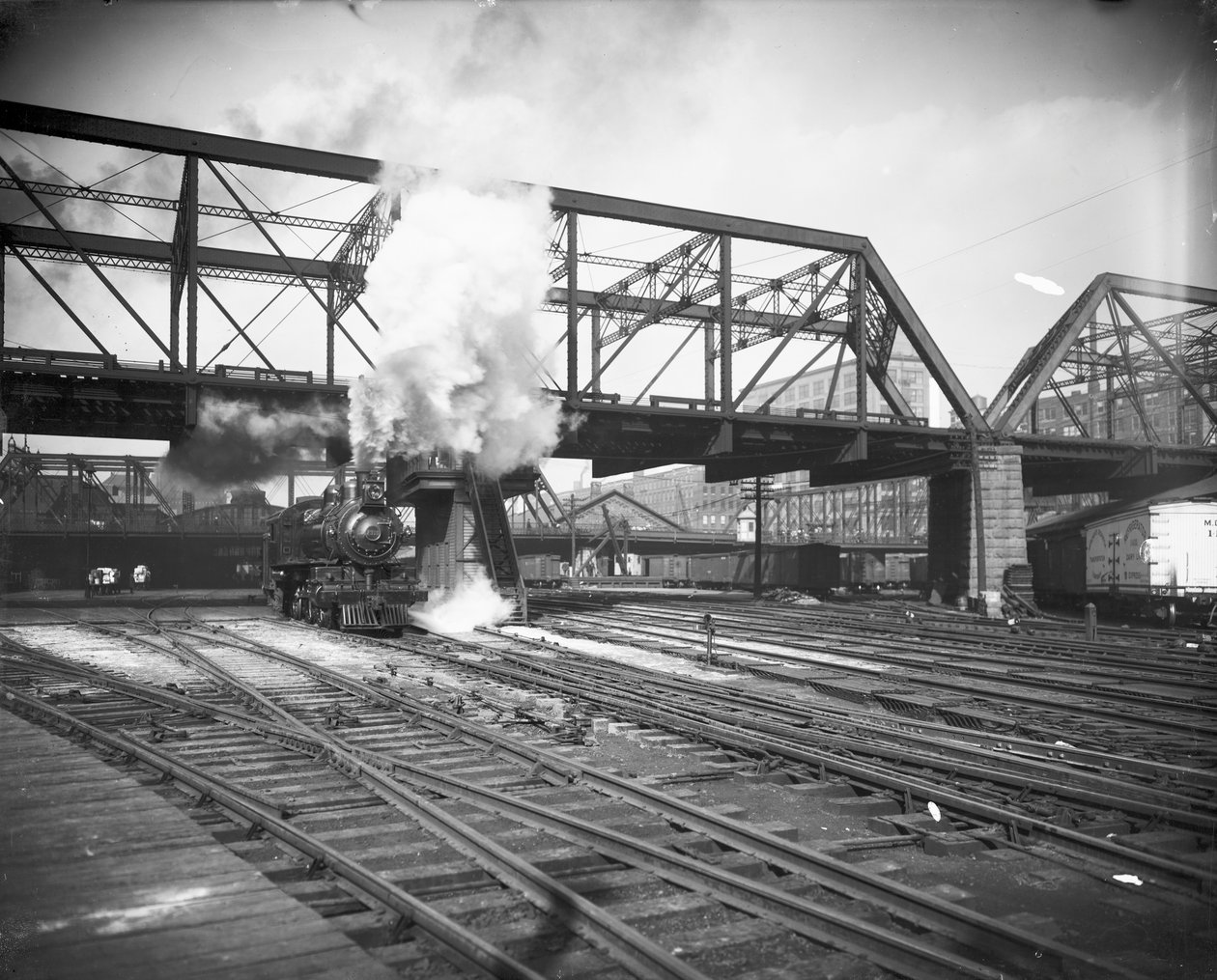 The Pennsylvania Limited kommt am Union Station an, Chicago, Illinois, USA, ca. 1900 (s/w Foto) von Barnes and Crosby