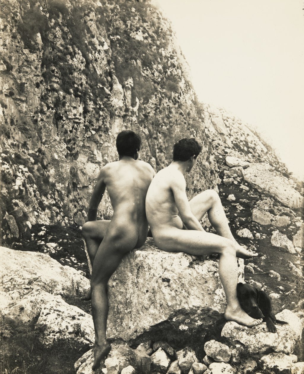 Zwei nackte männliche Jugendliche auf einem Felsen von Baron Wilhelm von Gloeden