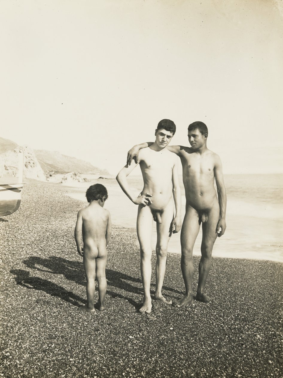 [Zwei Jugendliche und ein Junge am Strand] von Baron Wilhelm von Gloeden